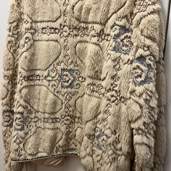 Cozy Beige Patterned Jacket - Picture 2 of 7